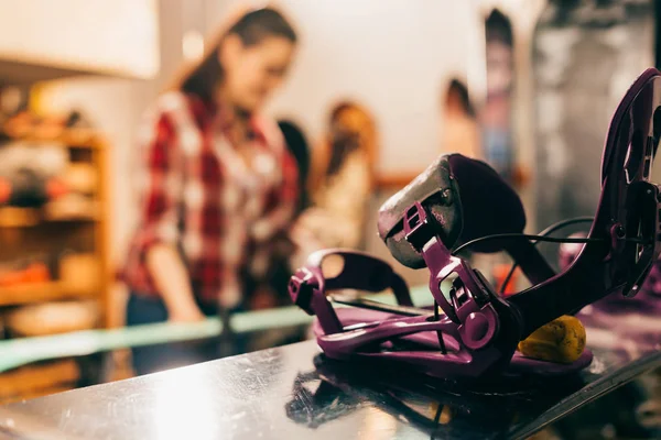 Selective focus of snowboard binding and snowboard in repair shop — Stock Photo