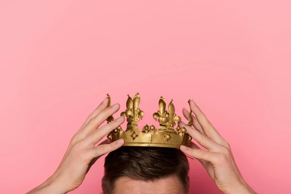 Cropped view of man wearing crown on pink background — Stock Photo