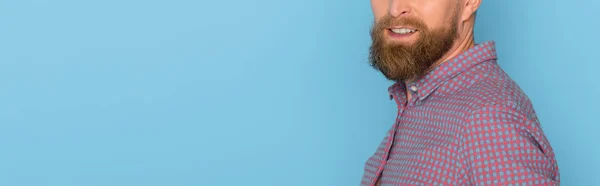 Plano panorámico del hombre sonriente aislado en azul con espacio de copia - foto de stock