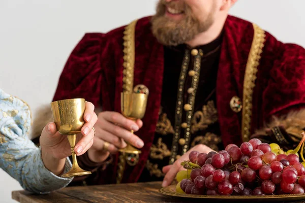 Selective focus of grape and queen with king on background isolated on grey — Stock Photo