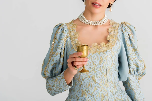 Обрізаний вид королеви тримає чашку ізольовано на сірому — стокове фото