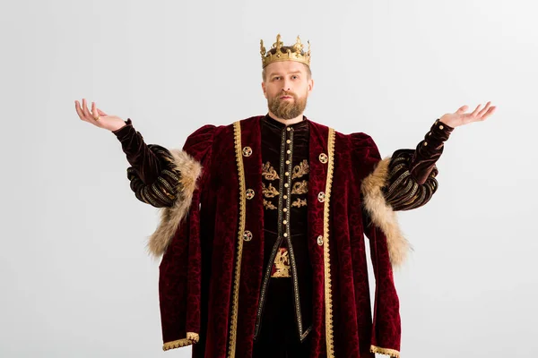 König mit Krone zeigt ausgestreckte Hände isoliert auf grau — Stockfoto