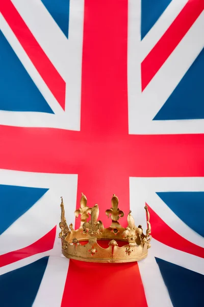 Corona dorada en bandera británica con espacio para copiar — Stock Photo