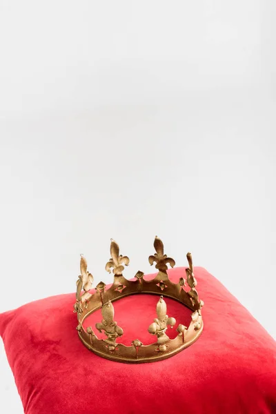 Couronne royale sur oreiller rouge isolé sur blanc — Photo de stock