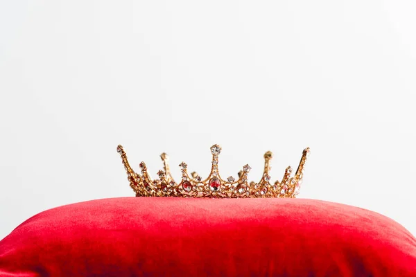 Coroa real em travesseiro vermelho isolado em branco com espaço de cópia — Fotografia de Stock