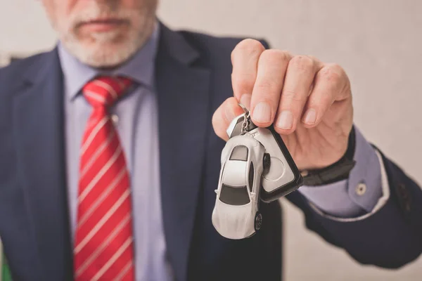 Vue recadrée de l'agent barbu tenant clé de voiture — Photo de stock