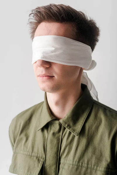 З зав'язаними очима молодий чоловік ізольований на білому, концепція прав людини — стокове фото