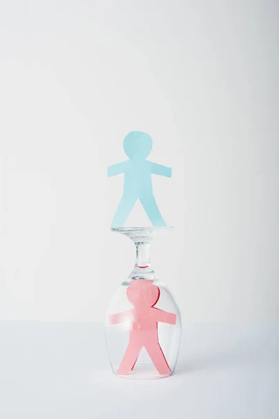 Papier découpé de l'égalité des sexes près du verre sur blanc, concept d'égalité sexuelle — Photo de stock