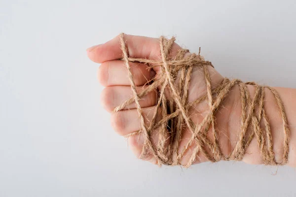 Abgeschnittene Ansicht einer Frau mit gefesselter Hand auf weißem Hintergrund, Menschenrechtskonzept — Stockfoto