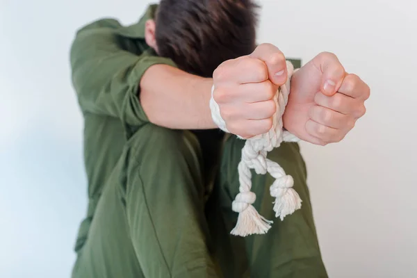 Enfoque selectivo del hombre con las manos atadas aisladas en blanco - foto de stock