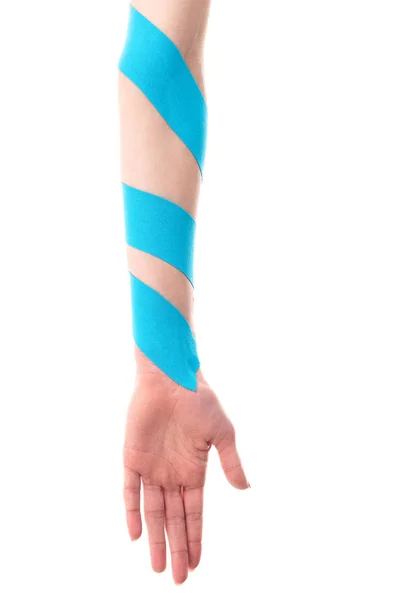 Vista recortada de la mano femenina con cintas de kinesiología aisladas en blanco - foto de stock