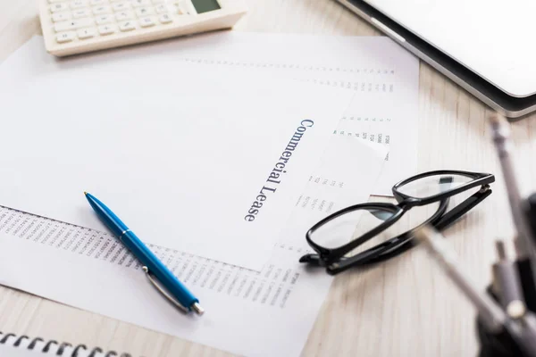 Selektive Fokussierung des Papiers mit Schriftzug, Stift, Taschenrechner und Brille auf dem Schreibtisch — Stockfoto