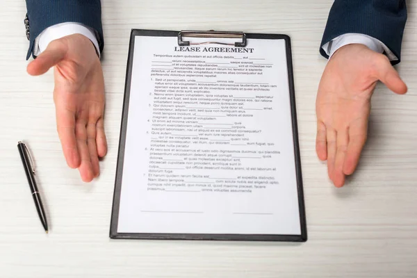 Cropped view of businessman near clipboard with lease agreement lettering and pen — Stock Photo