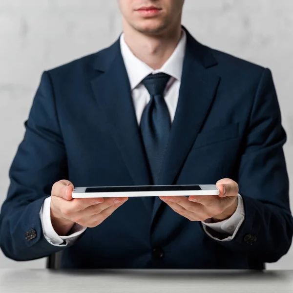 Vista recortada del agente inmobiliario sosteniendo tableta digital en blanco - foto de stock
