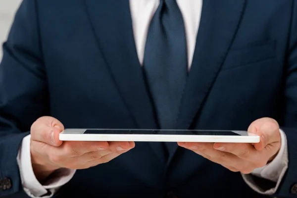 Обрезанный взгляд бизнесмена с цифровым планшетом — стоковое фото