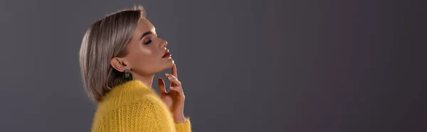 Plan panoramique de jolie femme en robe jaune avec les yeux fermés isolés sur gris — Photo de stock