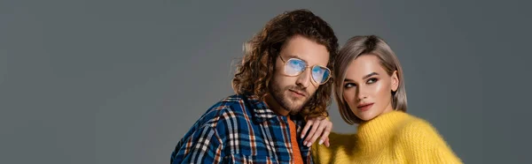 Panoramaaufnahme von attraktiver Frau und Mann im Hemd isoliert auf grau — Stockfoto