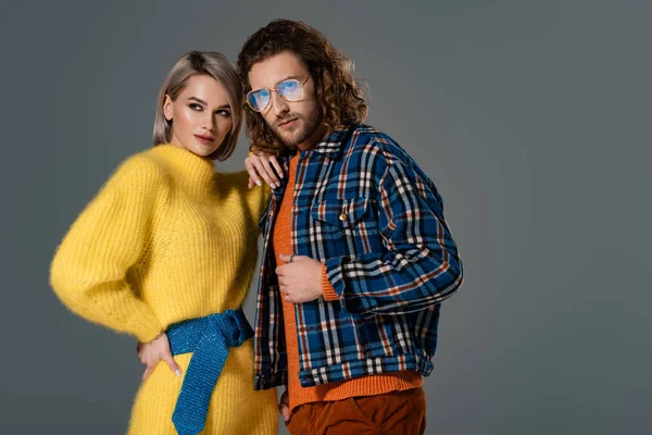 Femme en robe jaune et homme en chemise regardant la caméra isolée sur gris — Photo de stock