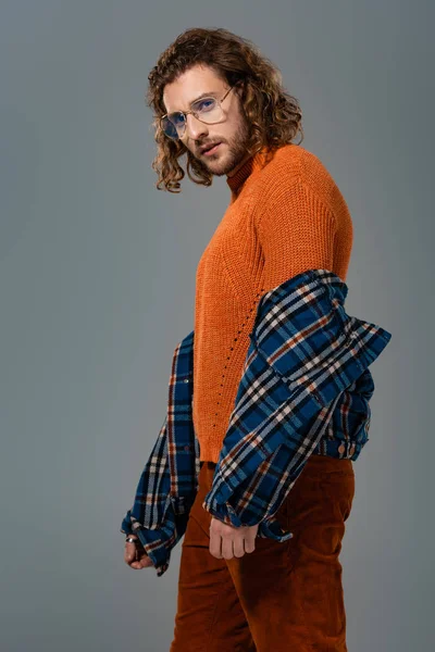 Hombre guapo en camisa y suéter mirando a la cámara aislado en gris - foto de stock