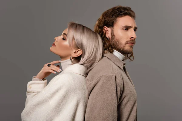 Costas para trás vista de mulher de casaco branco com olhos fechados e homem de camisa isolado em cinza — Fotografia de Stock