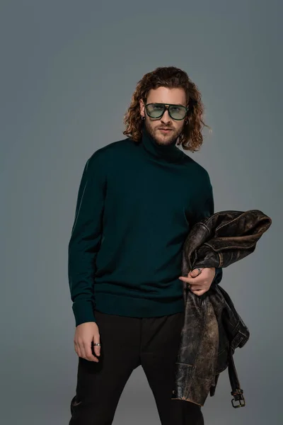Schöner Mann im Rollkragen mit Lederjacke isoliert auf grau — Stockfoto