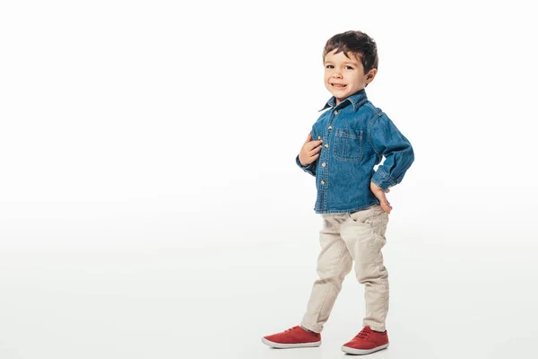 Sorrindo e bonito menino olhando para a câmera no fundo branco — Fotografia de Stock