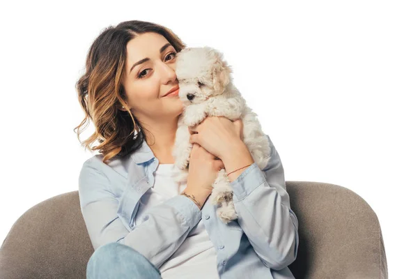 Femme tenant un chiot Havanais et assise sur un fauteuil isolé sur blanc — Photo de stock