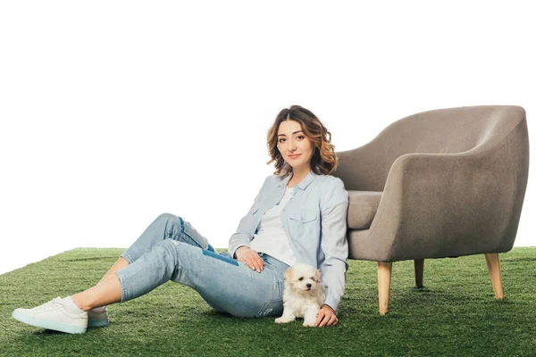 Femme souriante avec chiot Havanais assis sur l'herbe isolé sur blanc — Photo de stock