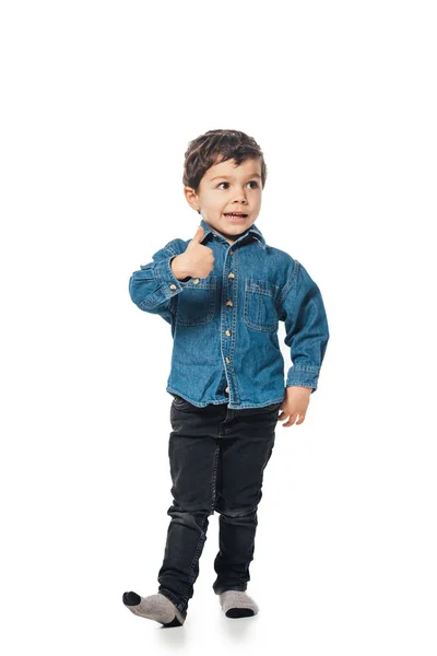 Lindo y sonriente chico en camisa de mezclilla mostrando como en fondo blanco - foto de stock