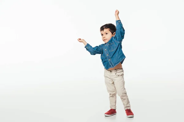 Menino bonito em camisa jeans mostrando sim gesto no fundo branco — Fotografia de Stock