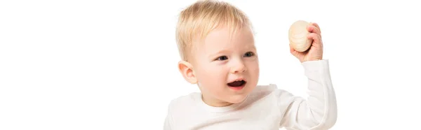 Criança bonito segurando ovo com boca aberta no fundo branco, tiro panorâmico — Fotografia de Stock