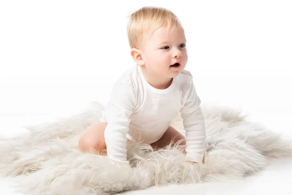 Mignon enfant à quatre pattes sur fourrure sur fond blanc — Photo de stock