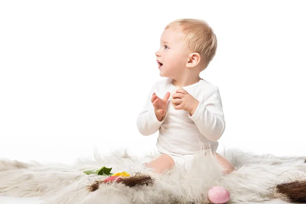 Niedliches Kind mit offenem Mund, das auf Fell wegsieht, isoliert auf weißem — Stockfoto