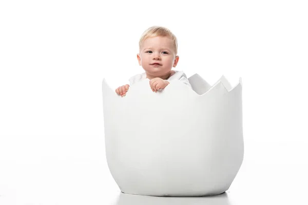 Criança bonito dentro casca de ovo no fundo branco — Fotografia de Stock