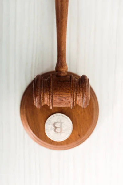 Top view of wooden gavel and silver coin on table — Stock Photo