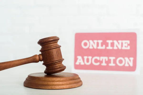 Selective focus of gavel and card with online auction lettering on background — Stock Photo