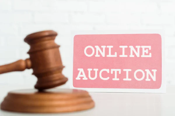 Selective focus of card with online auction lettering and gavel on background — Stock Photo