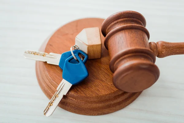 Mazo de madera, llavero y llave en la mesa - foto de stock