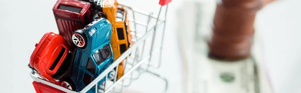 Plano panorámico de carrito de compras con modelos de coches - foto de stock