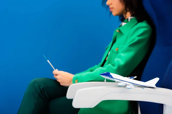 Selective focus of model of plane and african american woman isolated on blue — Stock Photo