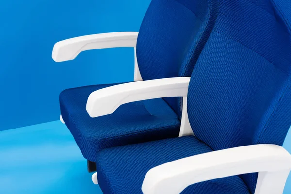 Vue grand angle de sièges lumineux et colorés sur fond bleu — Photo de stock