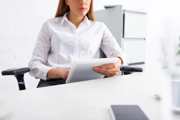 Concentration sélective de la femme d'affaires en utilisant une tablette numérique à la table au bureau — Photo de stock