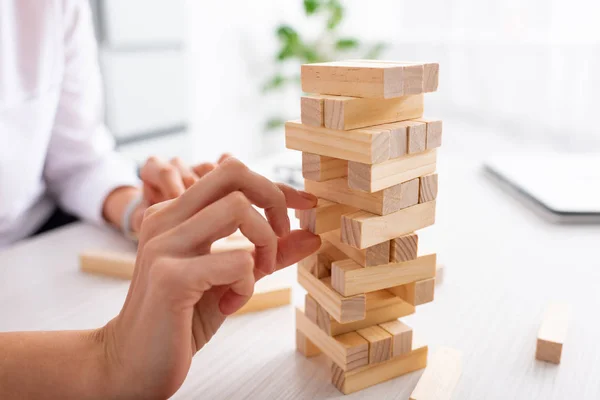 Clopped vista di donna d'affari giocare blocchi di legno gioco a tavola — Foto stock