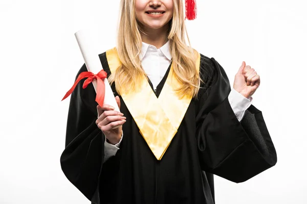 Вид спереди счастливого студента, держащего диплом изолированный на белом — стоковое фото