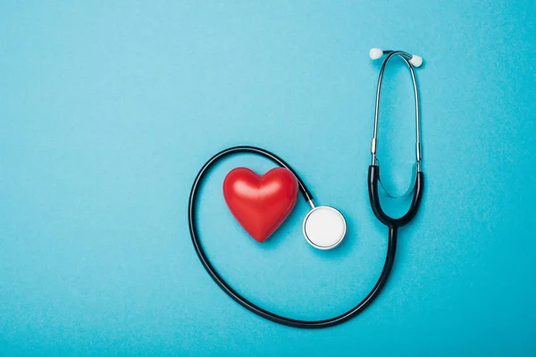 Draufsicht auf dekoratives Herz und Stethoskop auf blauem Hintergrund, Konzept zum Weltgesundheitstag — Stockfoto