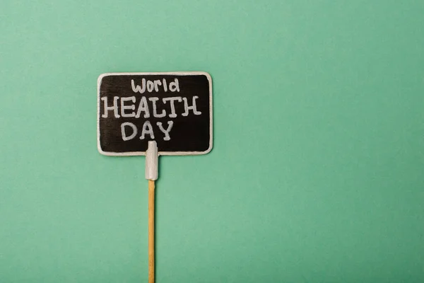 Vista superior do cartão com letras do dia de saúde mundial no fundo verde — Fotografia de Stock