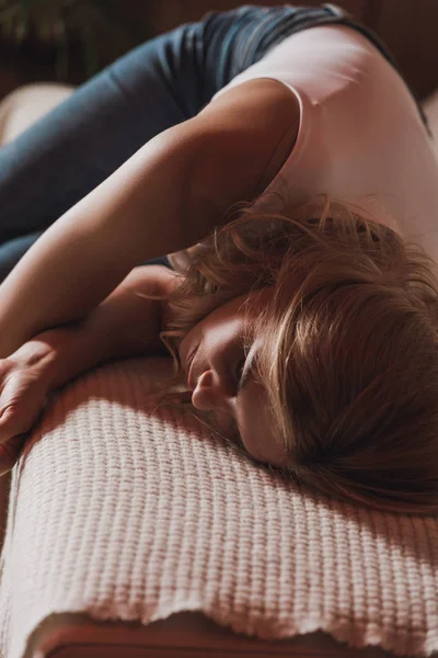 Focus selettivo della donna sdraiata sul divano in camera — Foto stock