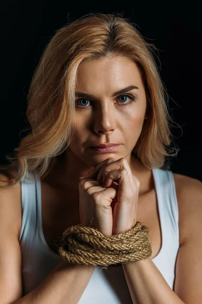 Blonde mit gefesselten Händen isoliert auf schwarz — Stockfoto