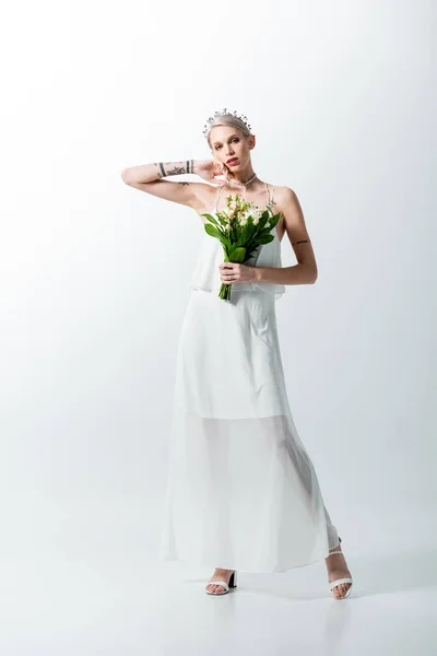 Bella sposa tatuata con bouquet su bianco — Foto stock