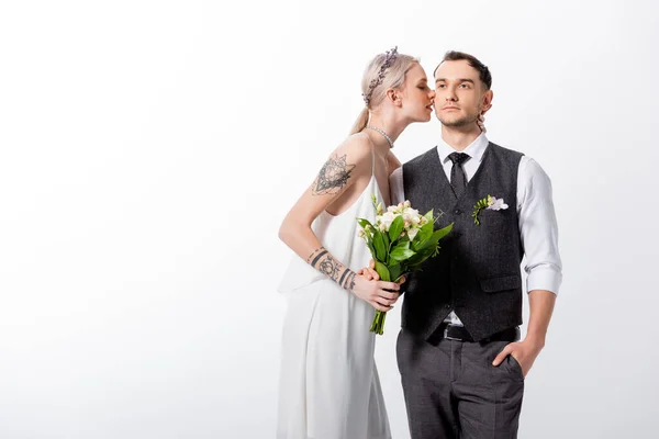 Bela noiva tatuada beijando belo noivo isolado no branco — Fotografia de Stock